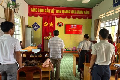 LỄ KẾT NẠP ĐẢNG VIÊN MỚI CHO GIÁO VIÊN