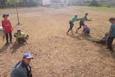 Học sinh tham gia lao động dọn vệ sinh trường lớp