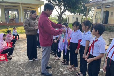 TRAO TẶNG ÁO ẤM CHO CÁC EM CÓ HOÀN CẢNH KHÓ KHĂN TRƯỜNG TIỂU HỌC LÊ LỢI