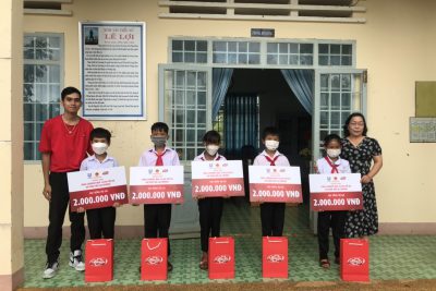 TRƯỜNG TH LÊ LỢI NHẬN QUÀ TỪ CÔNG TY LIFEBUOY
